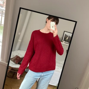 Tröja & Other Stories strl L - Supermysig stickad tröja från & Other Stories strl L. Använd men i gott skick! Ses på en lång strl 38. Fler bilder kan ordnas vid intresse. 