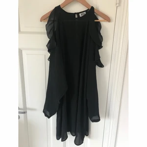 Semi-transparent oversized svart klänning med bara axlar och volanger från Weekday - Semi-transparent oversized svart klänning med bara axlar och volanger från Weekday, strl S/M 🖤 Jag lägger upp nytt då och då, Följ mig gärna för kommande annonser 