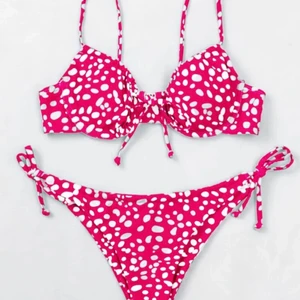 Bikini  - Jättefin bikini från shein som tyvärr är förstor för mig. Den är i storlek XL men skulle mer säga den är som en L/M Tog så stor storlek då jag trodde den skulle vara väldigt liten i storlek. Jag är vanligtvis S/M. Nypris 110kr. Självklart är den oanvänd. 