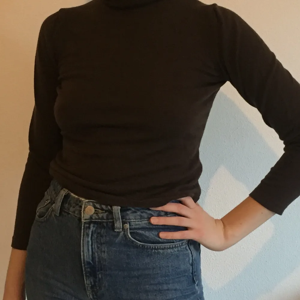 Mörkbrun turtleneck, storlek 36 . Stickat.