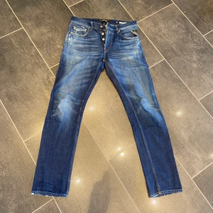 Replay Straight leg - Säljer dessa jeans som är i bra skick och de är i storlek 29/30. De har bra passform och är raka jeans. Priset är exklusive frakt.