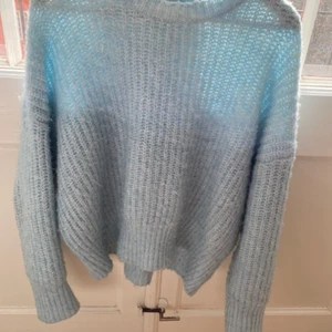 Zara stickad tröja - Älskar verkligen denna stickade tröja från zara, jättefin ljusblå färg, den är använd men i gott skick, buda i kommentarerna, storlek s men lite oversized💞💞💞
