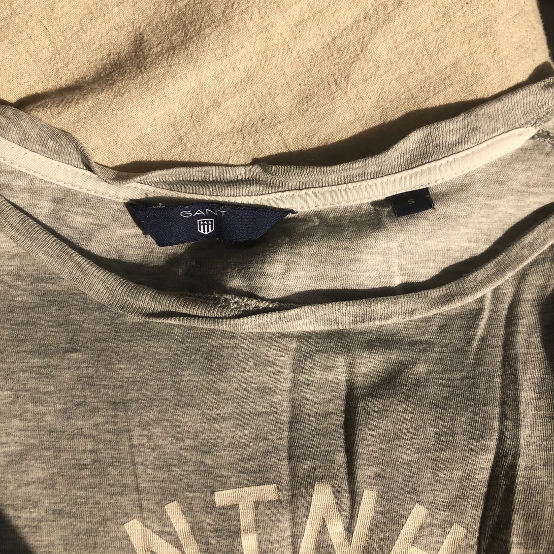 Grå Gant T-shirt i storlek S - 91