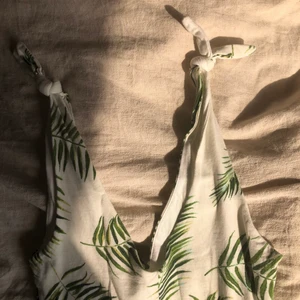 Mönstrad body från HM storlek XS - Aldrig använt pga den är för liten på mig. Den har dock en liten fläck som funnits sen den köptes (se sista bilden). Inget man tänker på om man inte kollar supernoga dock! Kan mötas i Linköping annars tillkommer frakt ☺️