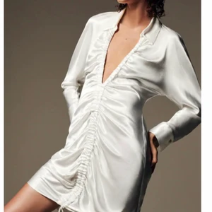 Klänning - Vit klänning ifrån Zara. Använd 1 gång, alltså nyskick. Fler bilder kan skickas vid efterfrågan. Nypris 359, mitt pris 150+frakt🌞