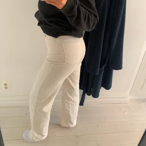 Manchester byxor - Skit snygga ljusa byxor i Manchester material. Bara använt 1 gång så de är i väldigt bra skick! Storlek 34, jag är 168 cm o de sitter perfekt över skorna.