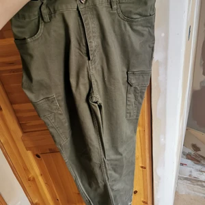 Cargo byxor  - Gröna cargo byxor från lager 157