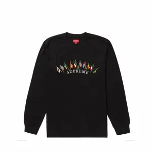 Säljer en unik Supreme Flags Sweatshirt köpt på Supreme NY. Helt ny och kommer i förpackning! 