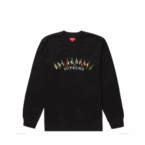 Supreme Flags  - Säljer en unik Supreme Flags Sweatshirt köpt på Supreme NY. Helt ny och kommer i förpackning! 