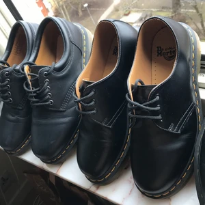 Dr Martens nyskick - Säljer fyra låga par i nyskick. Från vänster: 8053 5 EYE SHOE BLACK stl 41 700kr, 1461 Orginal stl 40 800kr, 1461 Vegan stl 41 700kr & 1461 Vegan stl 42 700kr. 