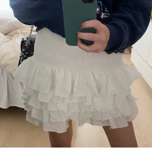 Volangkjol - Säljer min volangkjol från h&m som är helt slutsåld, den är tyvärr för stor för mig🤍 nypris 400kr 🤍 buda i kommentarerna eller privat! HÖGSTA BUD: 340                              (LÅNADE BILDER AV Amanda Carlson) 