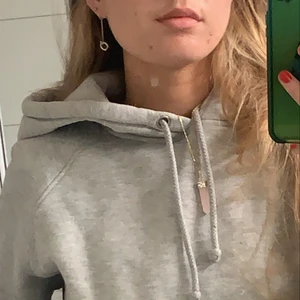 Grå hoodie - Enkel grå hoodie från bikbok. 🙃