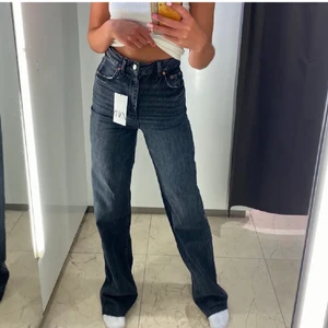 Zara jeans helt slutsålda! - Säljer dessa jeansen från zara. Modellen heter 90s high Waist. Fint skick osv. Passar mig som är 172 ca. Dom är slut och finns inte att köpa längre på hemsidan💖