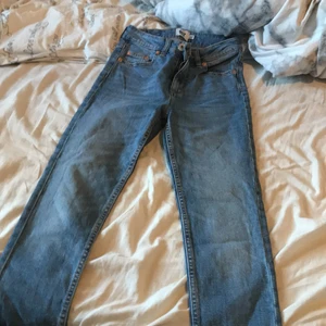 Jeans - Ett par jeans från Lager 157. Jätte fina och jätte sköna. Har inte användt dom p.g.a för små.
