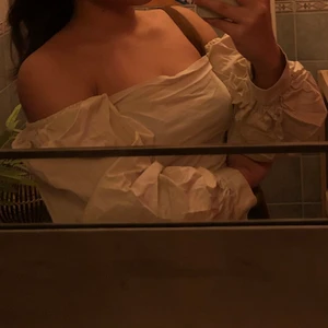 Blus - Från NA-KD i storlek 36. Plagget är i maglängd (täcker naveln). Möts upp i Ljungby eller fraktar för 51 kr (endast spårbart)