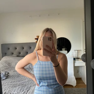 Klänning - Denna sjukt fina och sköna klänning. Säljer då den är för kort för mig (jag är 168cm)!! Aldrig använd. Storlek L men skulle säga att S-M kan ha den