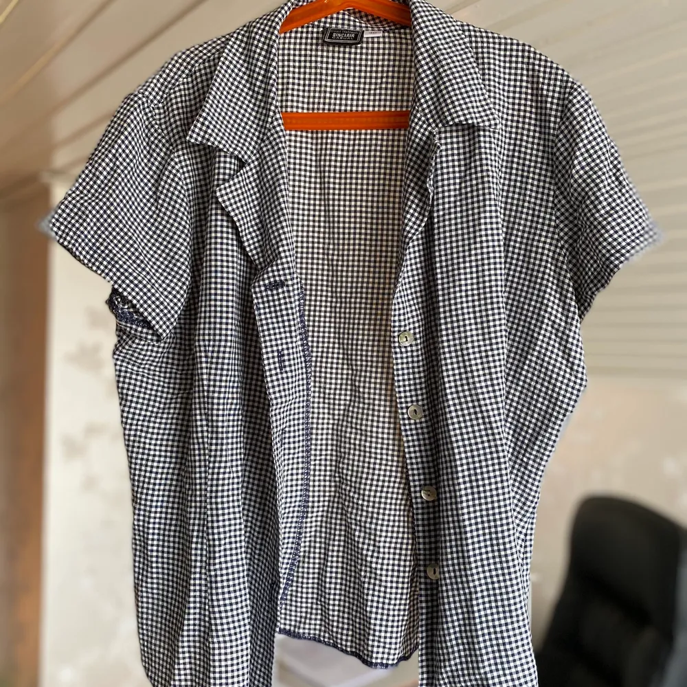 Snygg tröja i rutigt format, säljes för 30kr, frakt tillkommer 🌸. T-shirts.