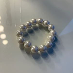 Vitt pärlarmband - Simpelt och snyggt pärlarmband, elastiskt. Perfekt till sommaren🤩 Detta säljs för 40kr inklusive frakt. 