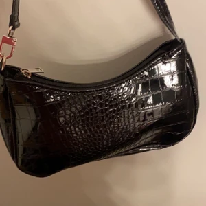 Svart axelväska  - Säljer denna fina väskan från Shein som tyvärr aldrig kommit till användning. 50kr+frakt💙