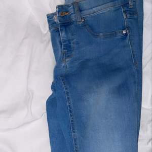 Låg midja, jeans från Gina tricot. Köpta för 299kr säljes för 99kr. Storlek M. Passar mig som är S. Kan fraktas eller mötas upp i Stockholm.