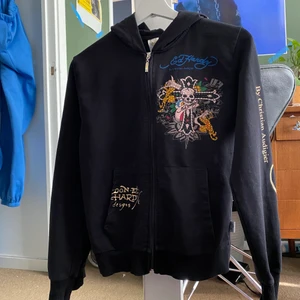 Ed hardy zip up - Säljer nu min älskade Ed hardy Zip up. Den är i toppen skick å har inga defekter eller tecken på användning alls.❤️ Hör av dig vid frågor eller om du vill ha flera bilder så fixar jag det!❤️😼👊 D står st M men den sitter mer som S. Buda i kommentarerna å buda me minst 10kr. Kan annars sälja den direkt för 600 + frakt då jag sj köpte den för ett väldigt dyrt pris❤️ Högsta bud just nu: 250 + frakt.