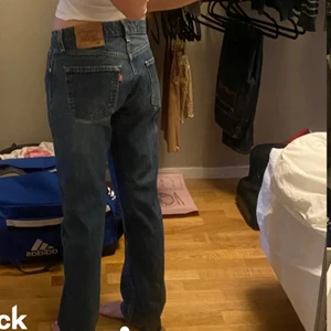 Lågmidjade Levis jeans  - Ett par jätte fina blåa byxor från Levis, lågmidjade. Storlek S. Köpte dem på plick men passade ej bra säljer därför igen😊 buda gärna privat eller i kommentarerna!