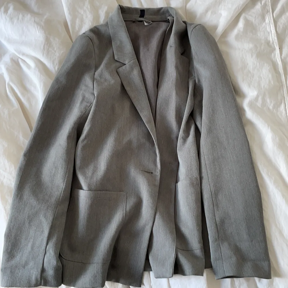 Snygg grå blazer köpt second hand 🤜🏼🤤 perfekt till fest eller vardags som går att klä upp eller ner. Tröjor & Koftor.