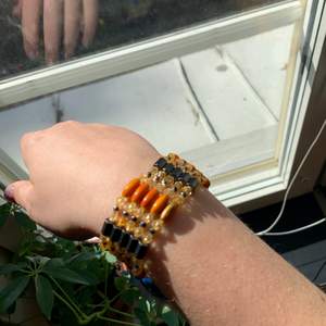 Coolt magnetiskt armband med orangea pärlor. Väldigt unik🌶