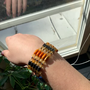 Armband - Coolt magnetiskt armband med orangea pärlor. Väldigt unik🌶