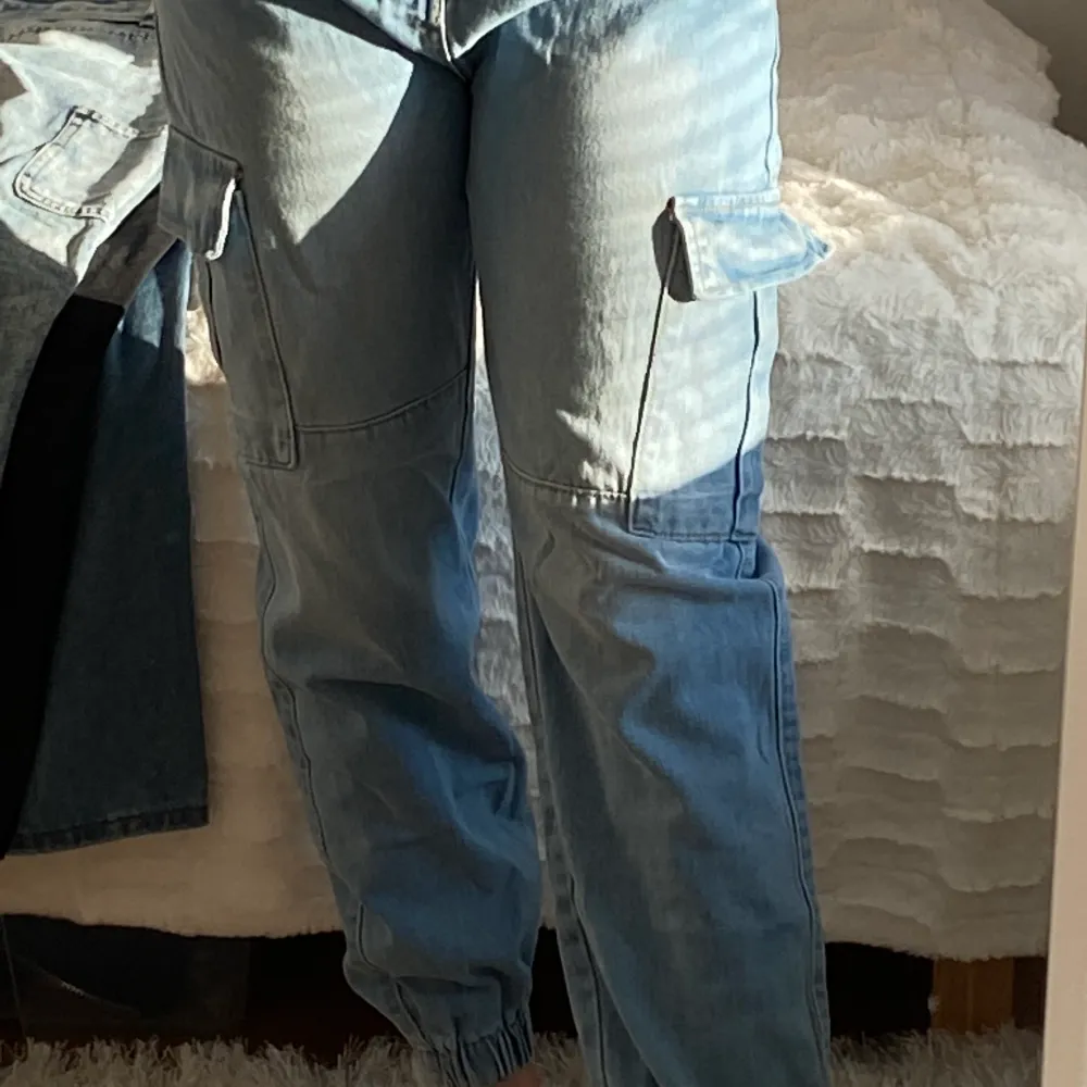 Jätte sköna blå jeans som sitter tajt vid vadbenet som ni ser. Har dessutom fickor vid sidorna. Helt ny, aldrig använd. . Jeans & Byxor.