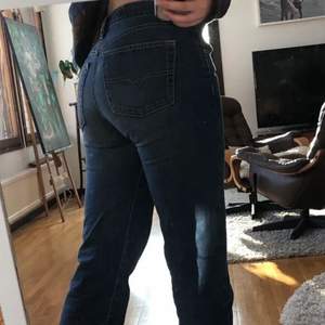 Jättefina lågmidjade jeans ifrån Diesel som tyvärr aldrig kommer till användning. Strl 29 och passar bra på mig som vanligtvis har 28 i jeans. Bra längd på mig som är 170cm.