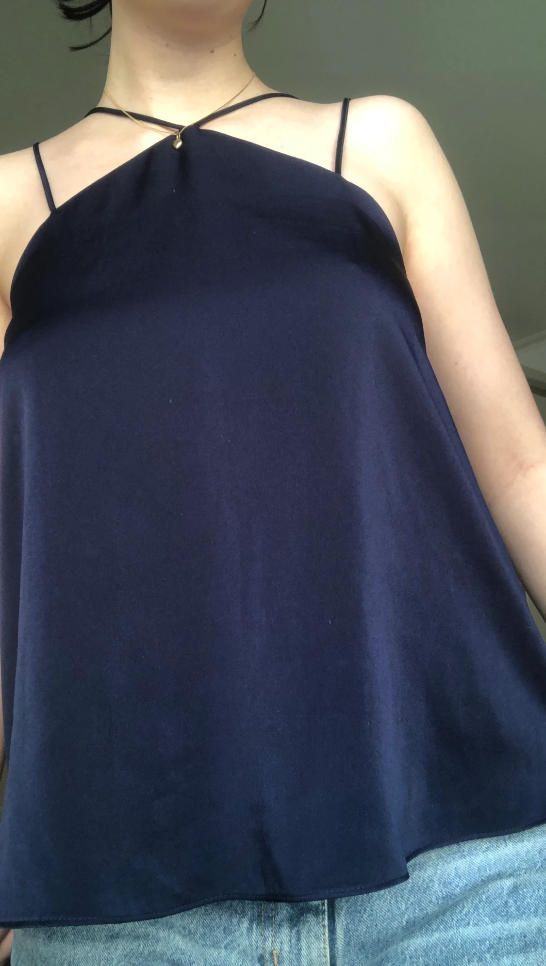 Mörkblå topp i satin
