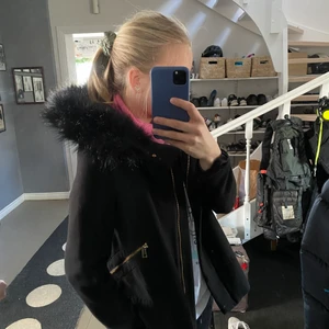 Zara jacka - Såå fin jacka från Zara som passar perfekt nu på våren. Den har avtagbar päls på huvan. Köptes för 2 år sedan men är i perfekt skick då den knappt använts. Pris kan diskuteras