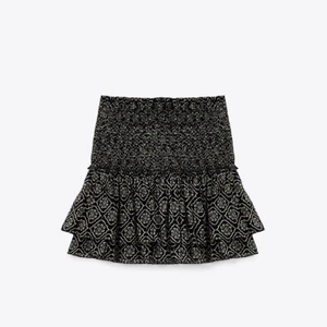 Zara kjol - Säljer denna såå fina kjolen från Zara❤️❤️❤️Använd ca 3 gånger. Den är i så bra skick!!!HÖGSTA BUD: 280kr❤️