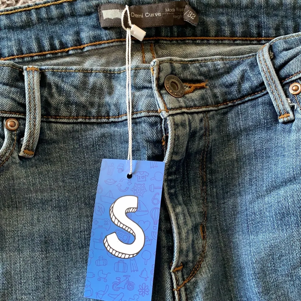 Säljer ett par GALET SNYGGA raka lågmidjade, baggy Levis jeans. Jag köpte de på Sellpy men tyvärr var de lite stora på mig i midjan men är bra i längden (jag är 162)! Storleken är 14/32 och om det är många intresserade blir det budgivning!💗💗. Jeans & Byxor.