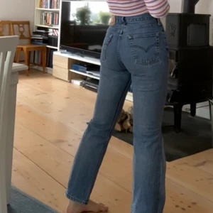 Levisbyxor - Dessa assnygga 70tals Levis är till salu! Utsvängda (har sytt in en kil) och i riktigt jeans. Passar bra på mig (strkl 29 i midjan) och längden passar nog bäst på ngn som är mellan 165-170 cl lång! Skriv för frågor 💘