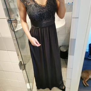 Bal eller bröllopsklänning i storlek M - Super vacker klänning från Vila. Använd på ett bröllop, en gång. Jag är 1,66cm lång och den går nästan helt över skorna. Samfraktar gärna. Frakt 69kr. Swishbetalning