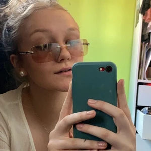 Solglasögon med diamanter  - Riktigt balla solglasögon🤍🌺👼🏼. På sidan av bågen sitter de diamanter. Dom har några år på nacken, men är ändå i väldigt fint skick!!🤍🍓