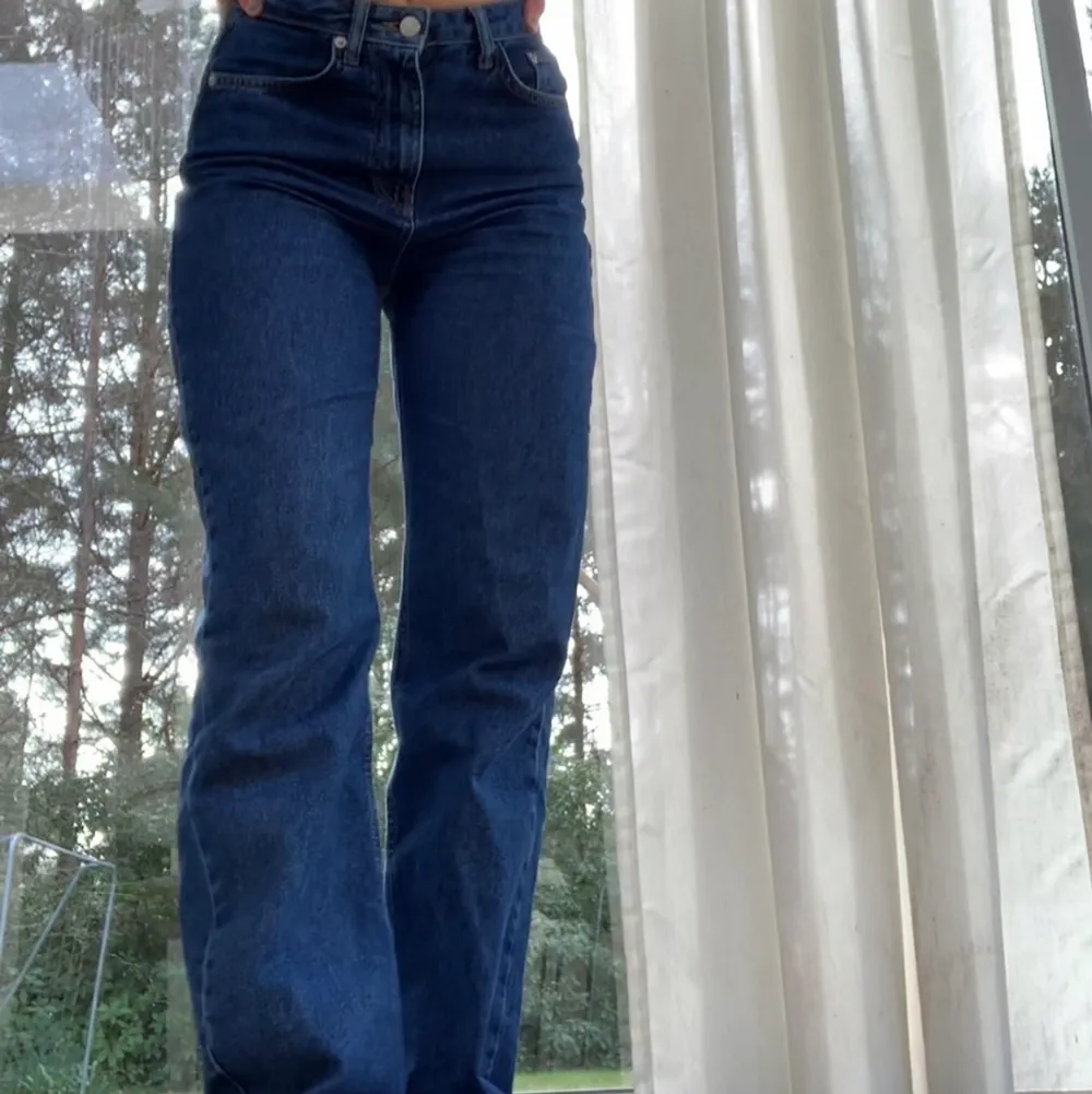 Jeans ifrån nakd, superfin blå färg st 34 men passar mig som brukar ha 36 i zara jeans. Frakt tillkommer. Jeans & Byxor.