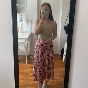 Kjol från monki  -  blommig kjol från monki. Superfin men har inte riktigt kommit till användning hos mig tyvärr. 