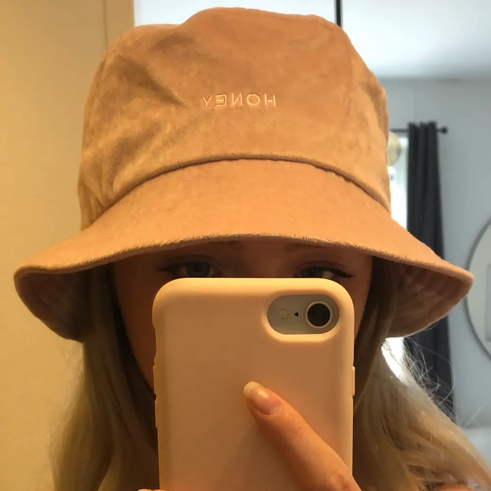 Ljusrosa buckethat från Berska med texten ”Honey” på framsidan. I fint skick 💖. Accessoarer.