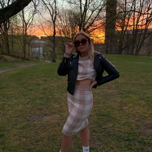 Stickat set - Jättefint och jätteskönt(!!!) stickat set från Gina! Säljer för att det tyvärr inte kommer till användning. Tröjan är i storlek L och kjolen i S men den är absolut inte tajt! 😄😊