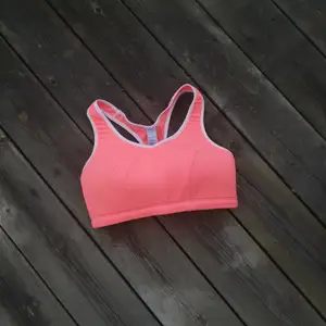 Neon-rosa/neon-orange sportbehå som är  näst intill oanvänd! (Använt max 2 gånger) Går även att använda som bikiniöverdel :) Frakt tillkommer 🏵️