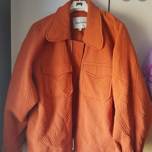 Carin Wester jacka - Orange vårjacka från Carin Wester! Superfin och sparsamt använd. Storlek M. Köparen står för frakt, kan även mötas upp i Stockholm.
