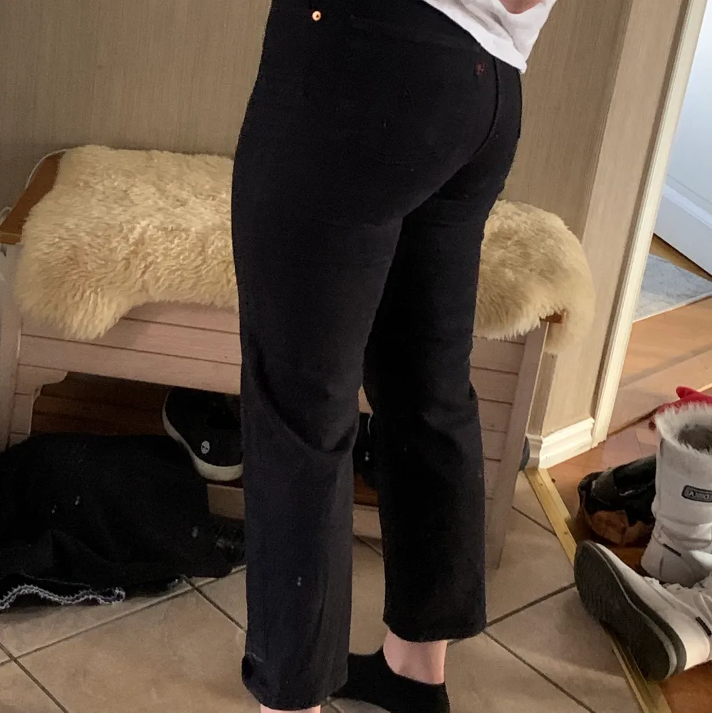 Snygga svarta levis straight jeans i storlek w25. Knappt använda, och inga defekter.. Jeans & Byxor.