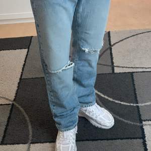 Håliga jeans från KARVE. Köpta på carlings. Knappt använda och fint skicka. Straight fit.