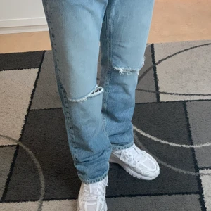 KARVE jeans - Håliga jeans från KARVE. Köpta på carlings. Knappt använda och fint skicka. Straight fit.