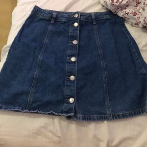 Kjol från hm  - Jag köpte den när jag vara på mini semester med mina kompisar 2019 men den har aldrig passat mig och tror jag har använt den två tre gånger 