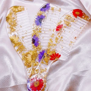 Recin hår comb - Vintage recin hår kam, finns i lila, gul och röd. Ha ett gulligt men trading Vintage hår kam att använda för ditt hår på till exempel skolan. 40kr/st, frakt 15kr. 