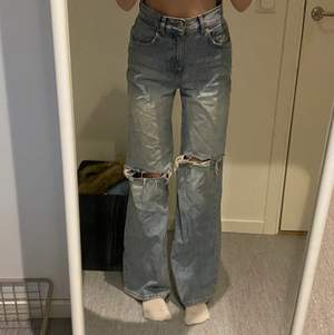 Så fina jeans och verkligen nu till sommaren, men inte riktigt min stil längre. Strl 34 och passar mig som är S! 💓 ser väldigt gråa ut på bilderna men det är ljusblå färg. Kostade 400 kr men säljer för 150+ frakt